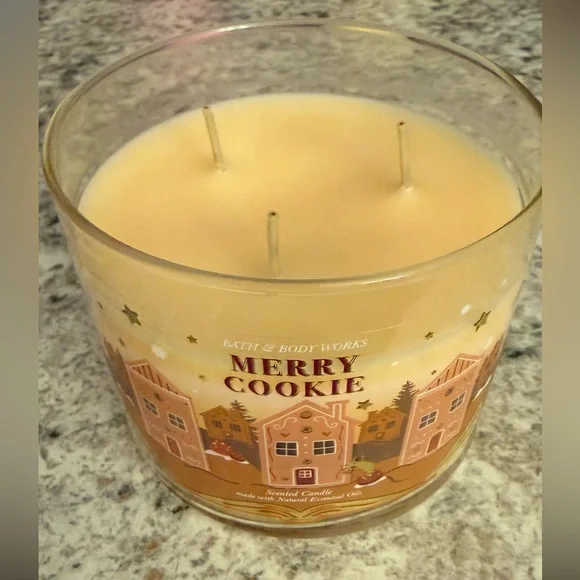 Bath & Body Works Merry Cookie Candle - Never Used - Brand New - Picture 3 of 3